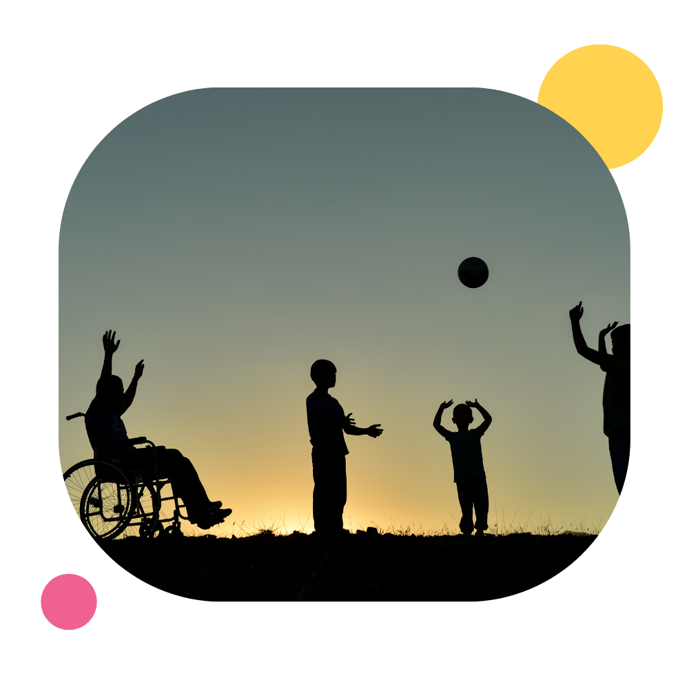 Kinder spielen mit einem Ball.