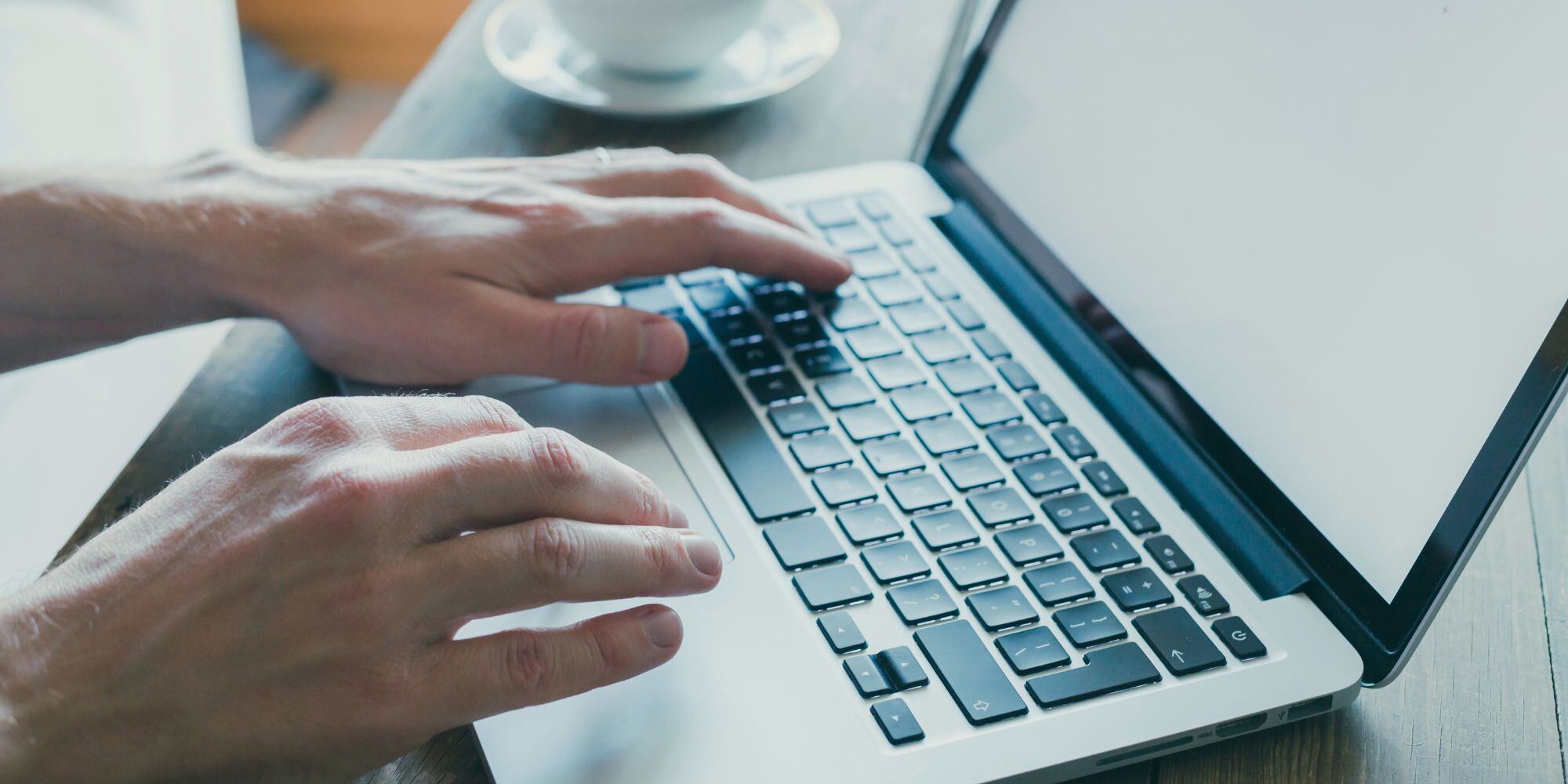 Mensch tippt auf Computertastatur.